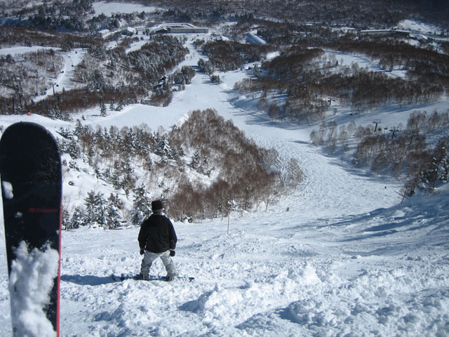 長野県　志賀高原　焼額山スキー場　エキスパートコースよりプリンスホテル東館方面を眺める